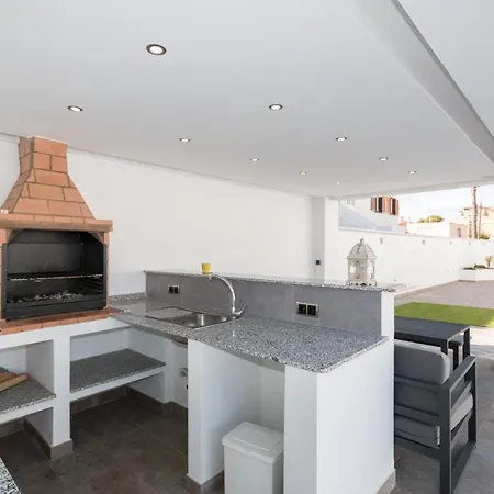 6 Bed Modern Luxury 5 Min Walk To Beach! * تورّيفيِخا