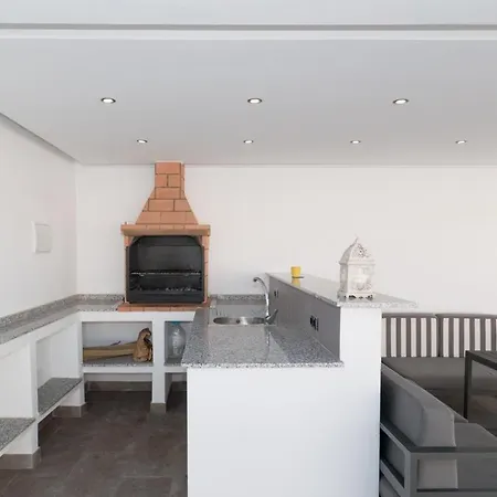 6 Bed Modern Luxury 5 Min Walk To Beach! فيلة *