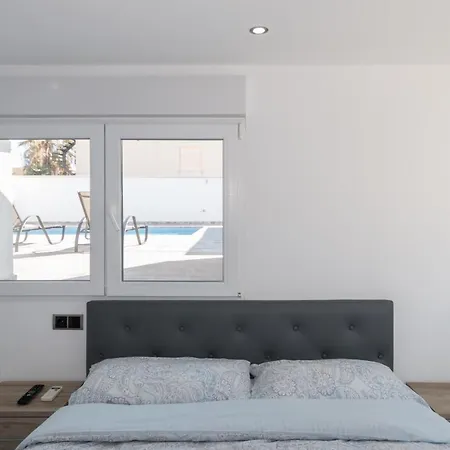 6 Bed Modern Luxury 5 Min Walk To Beach! فيلة *