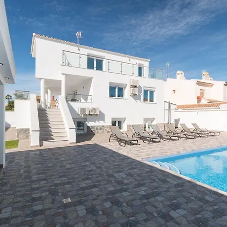 6 Bed Modern Luxury 5 Min Walk To Beach! تورّيفيِخا