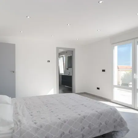 فيلة 6 Bed Modern Luxury 5 Min Walk To Beach! تورّيفيِخا
