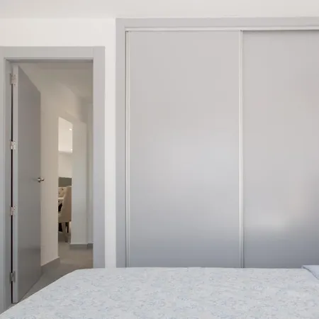 6 Bed Modern Luxury 5 Min Walk To Beach! *