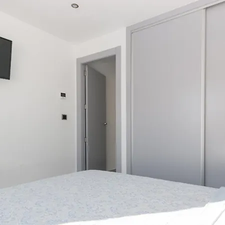 6 Bed Modern Luxury 5 Min Walk To Beach! فيلة تورّيفيِخا