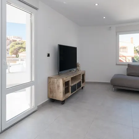 6 Bed Modern Luxury 5 Min Walk To Beach! تورّيفيِخا