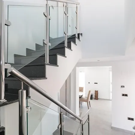 6 Bed Modern Luxury 5 Min Walk To Beach! *