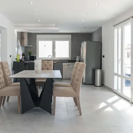 6 Bed Modern Luxury 5 Min Walk To Beach! فيلة *