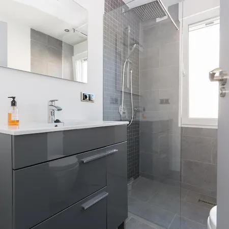 6 Bed Modern Luxury 5 Min Walk To Beach!