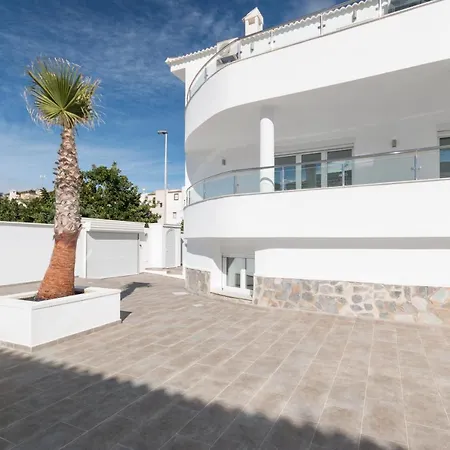 6 Bed Modern Luxury 5 Min Walk To Beach! فيلة