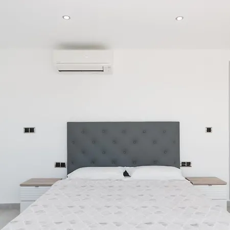 6 Bed Modern Luxury 5 Min Walk To Beach! فيلة تورّيفيِخا
