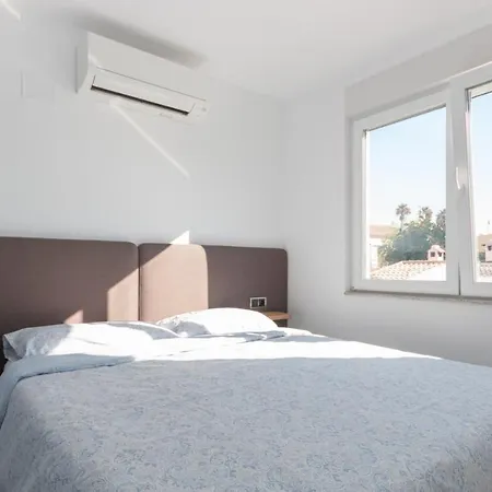 6 Bed Modern Luxury 5 Min Walk To Beach! فيلة