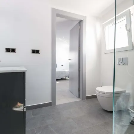 6 Bed Modern Luxury 5 Min Walk To Beach! فيلة *