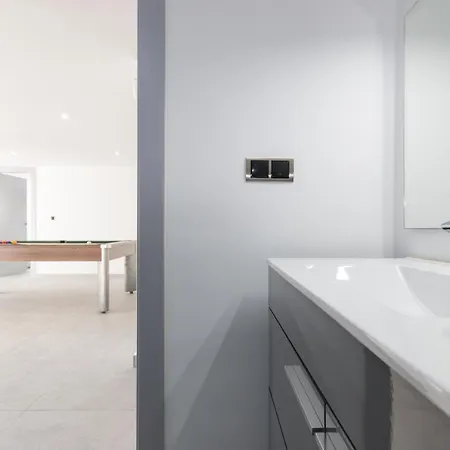 فيلة 6 Bed Modern Luxury 5 Min Walk To Beach! *