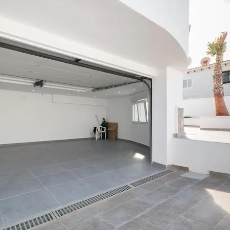 6 Bed Modern Luxury 5 Min Walk To Beach! فيلة تورّيفيِخا