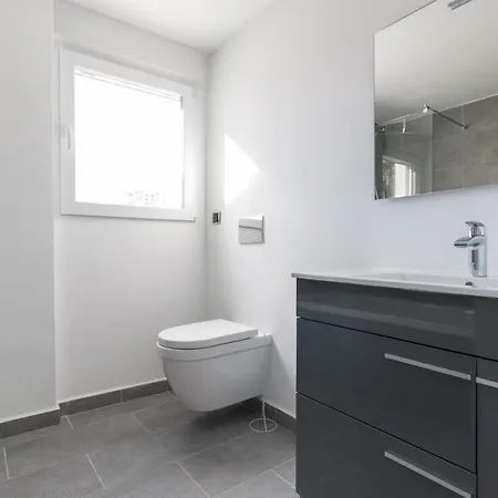 6 Bed Modern Luxury 5 Min Walk To Beach! *