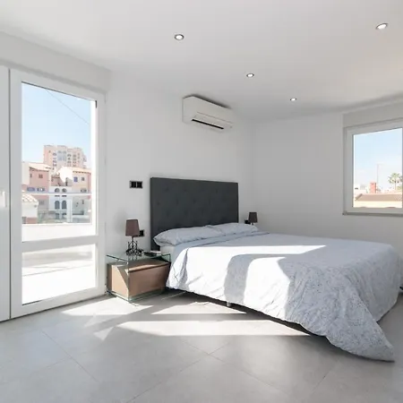 6 Bed Modern Luxury 5 Min Walk To Beach! فيلة تورّيفيِخا