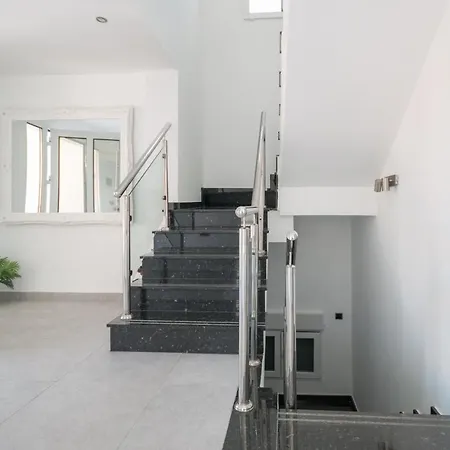 6 Bed Modern Luxury 5 Min Walk To Beach!
