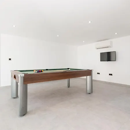 6 Bed Modern Luxury 5 Min Walk To Beach! *