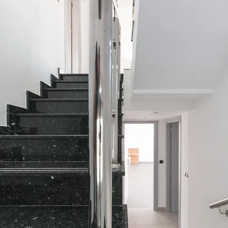 6 Bed Modern Luxury 5 Min Walk To Beach!