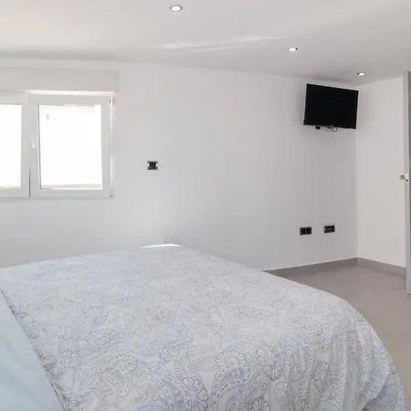 6 Bed Modern Luxury 5 Min Walk To Beach! Villa
