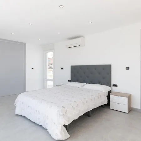 6 Bed Modern Luxury 5 Min Walk To Beach! *