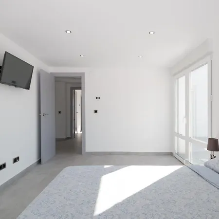 6 Bed Modern Luxury 5 Min Walk To Beach! Villa