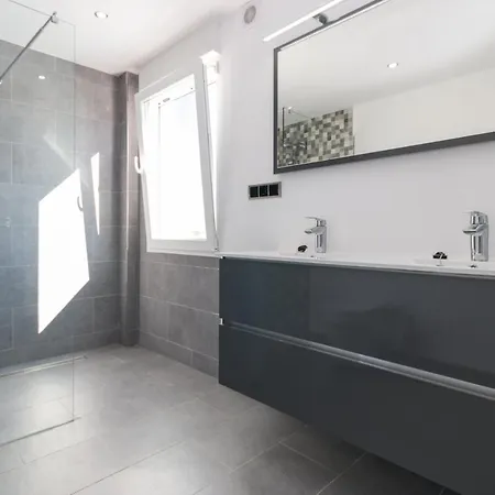 6 Bed Modern Luxury 5 Min Walk To Beach!