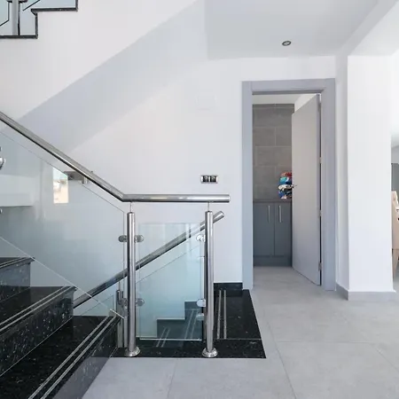 Villa 6 Bed Modern Luxury 5 Min Walk To Beach!
