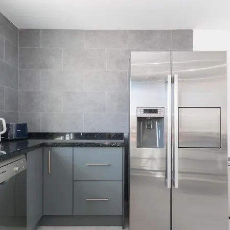 6 Bed Modern Luxury 5 Min Walk To Beach!