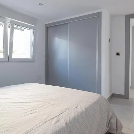 Villa 6 Bed Modern Luxury 5 Min Walk To Beach!