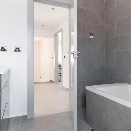 6 Bed Modern Luxury 5 Min Walk To Beach! Villa *