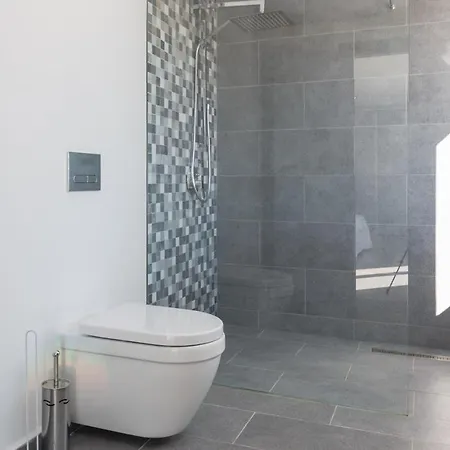 Villa 6 Bed Modern Luxury 5 Min Walk To Beach! *