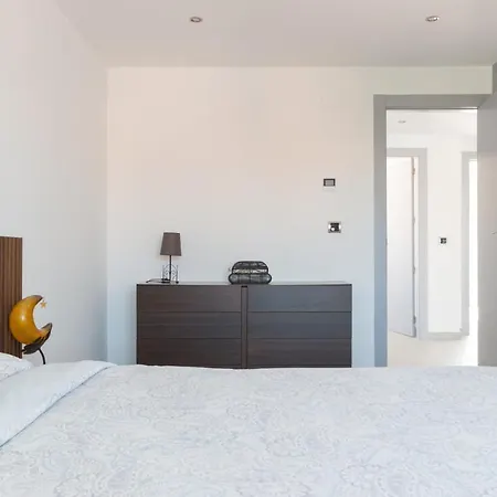 6 Bed Modern Luxury 5 Min Walk To Beach! Villa *